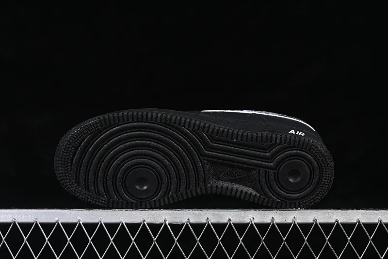 All categories Nk Air Force 1 Air Force series Nk Air Force 1 Low Air Force low top Nike Air Force 1'07 Low Two-dimensional theme Black pattern hook Air Force 1 low-top casual sneakers ZH0316-123